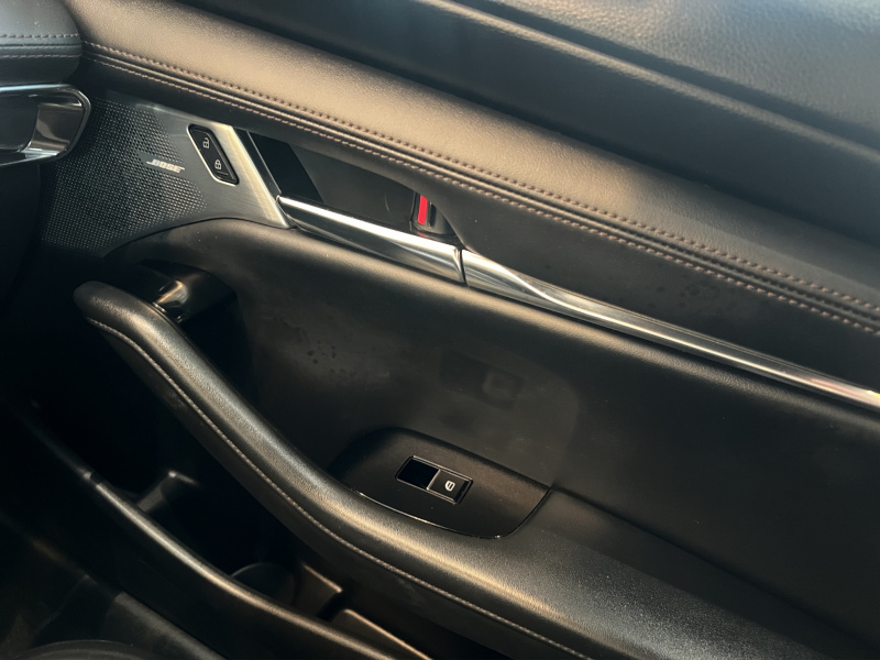 Mazda Mazda 3 5 pts. HB Signature, 2.5T, TA, piel, s. Bose, RA-18, 4x4 2023